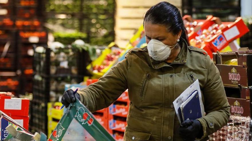 Una mujer con mascarilla en un supermercado de Sevilla.