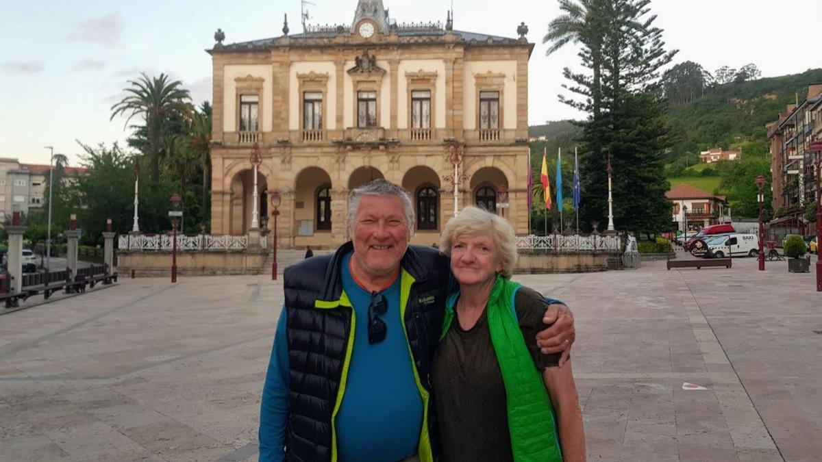 Wolfgang Wattenberg y Sandra Biordan, de la isla de Tasmania, en la plaza del Ayuntamiento de Villaviciosa. | Vicente Alonso