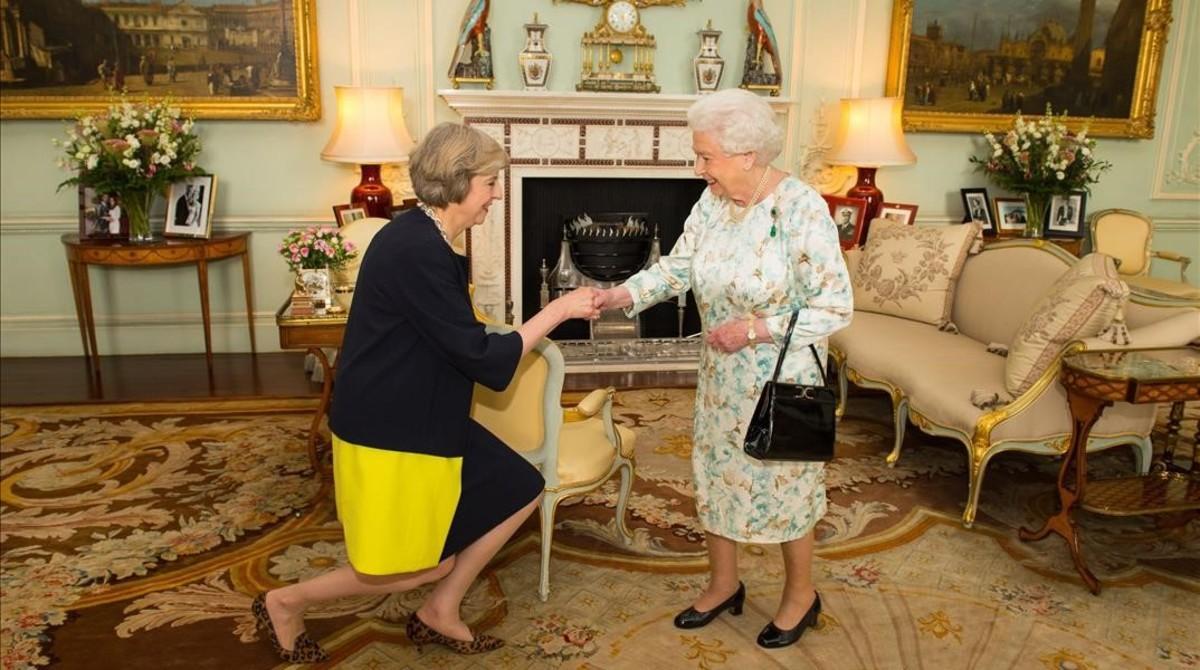 mbenach34687971 queen elizabeth ii welcomes theresa may  left  at the start 160713195035