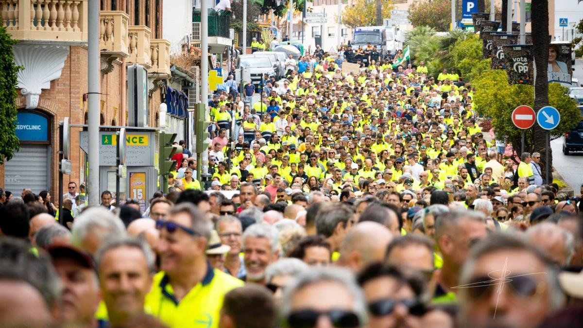 Imagen de una de las calles del centro de Algeciras, durante la marcha de los trabajadores de Acerinox, el pasado sábado.