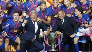 Rafa Yuste y Joan Laporta, en la celebración de la Liga tras la victoria en el clásico