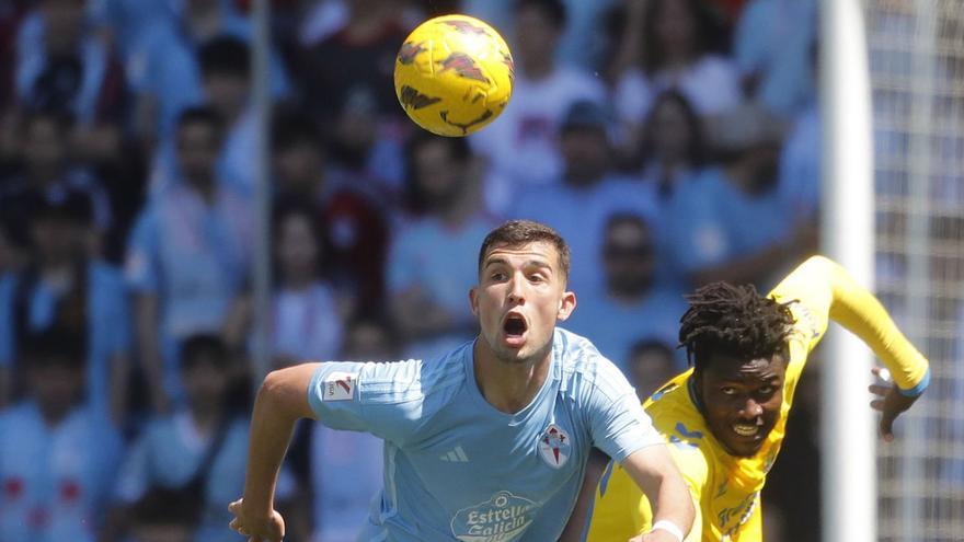 Carlos Domínguez disputa un balón a Sory Kaba durante el reciente duelo ante Las Palmas. |  // SAS