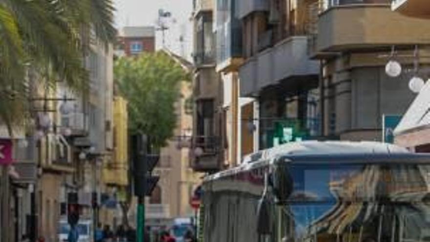 La calle Corredora y el volumen de tráfico que ayer aglutinaba.