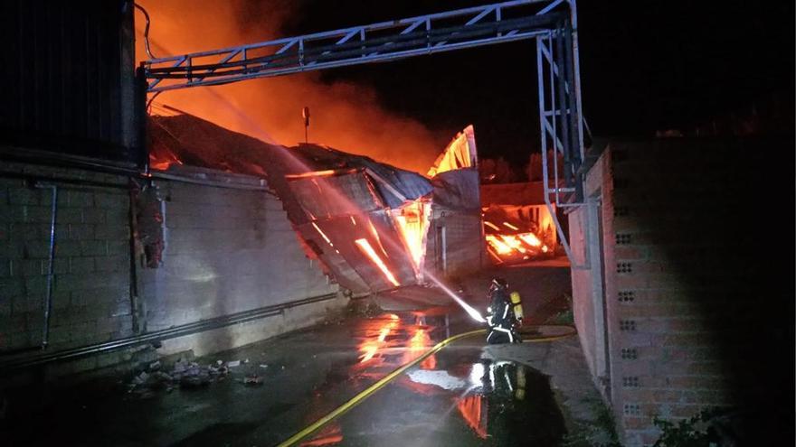 Extinguido un incendio tras afectar a seis naves en una zona industrial de Lucena