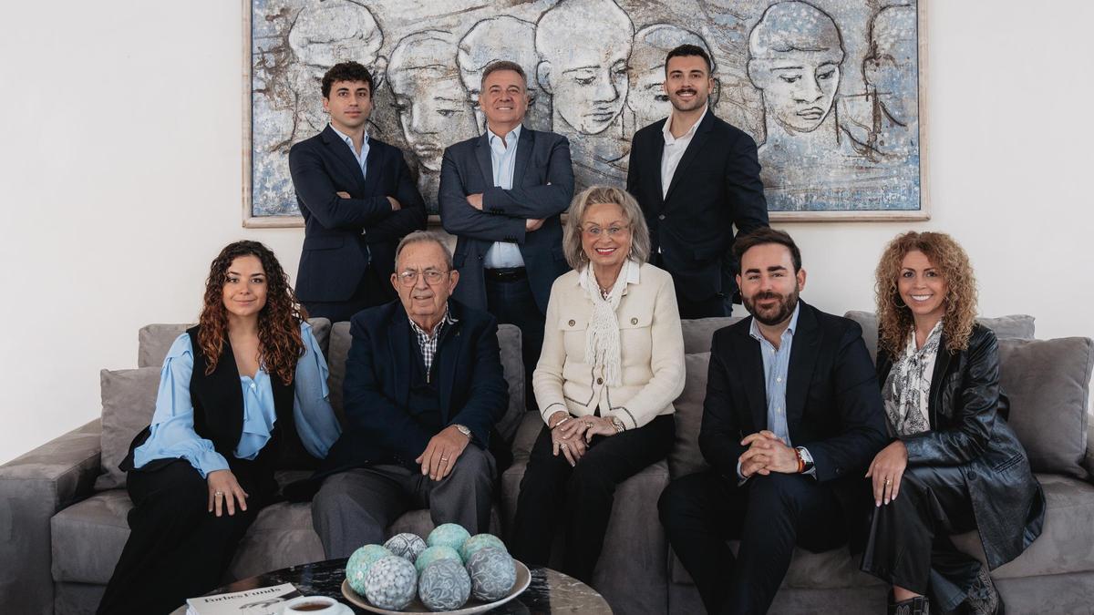 De pie, Miquel Àngel Llobera Ramis, Gabriel Llobera Prats y Gabri Llobera Ramis. Sentados, Mariona Ramis Munar, el fundador, Miquel Ramis, Maria Garau, Miquel Ramis Munar y Magdalena Ramis Garau.