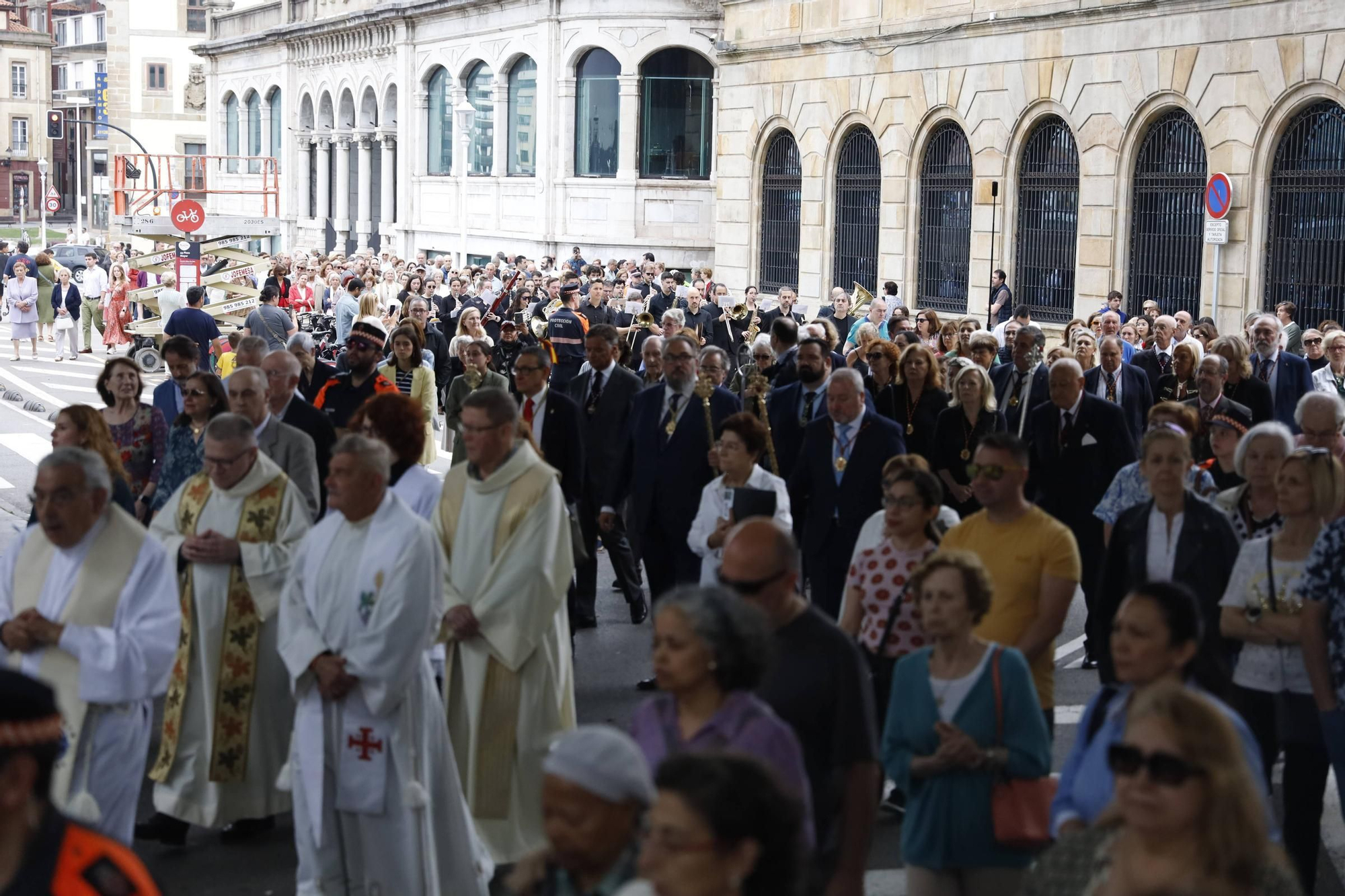 Pétalos, incienso, niños... así fue la procesión del Corpus Christi en Gijón (en imágenes)