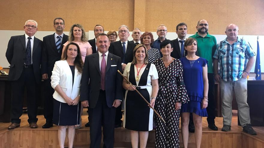 Foto de familia de la toma de posesión de la corporación local de Benicàssim, en junio del 2019.