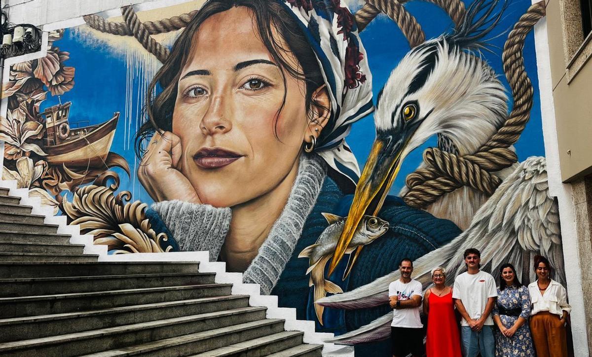Representantes del gobierno local con el artista –en el centro– en la inauguración del mural. | FDV