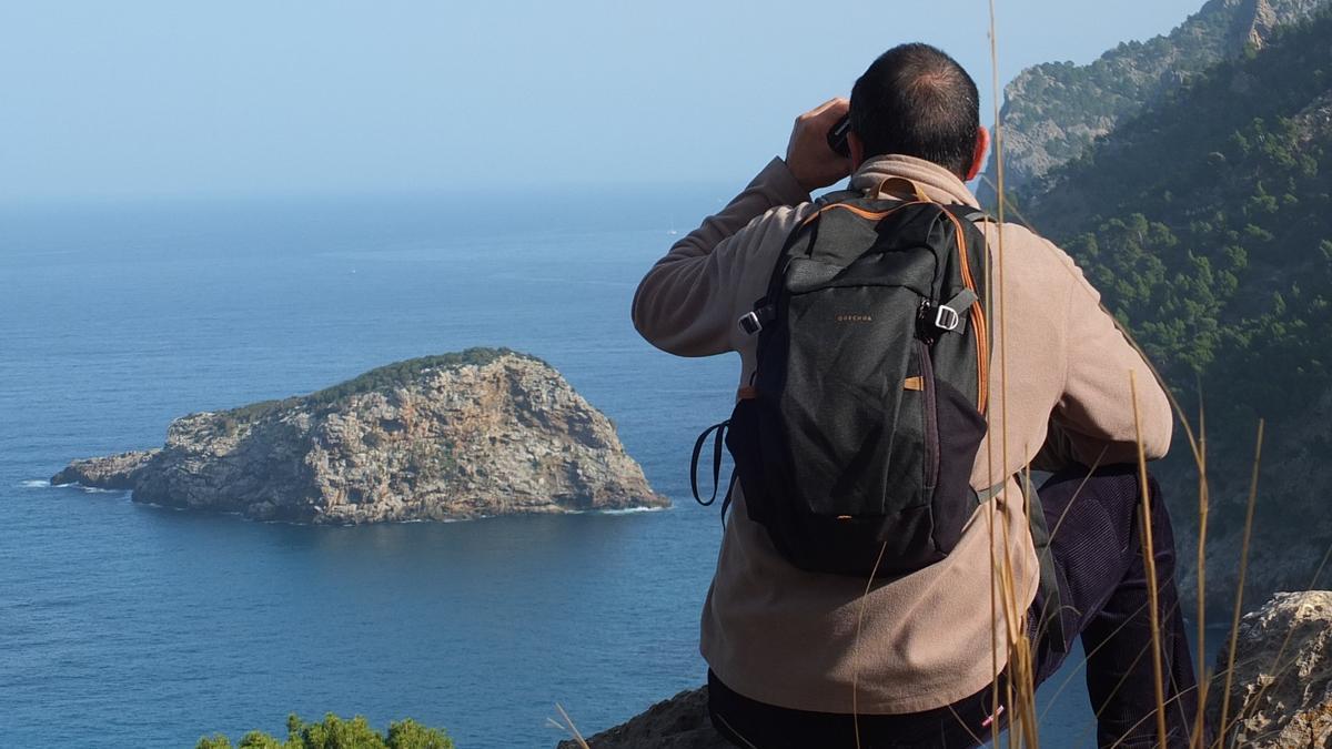 Un excursionista observa el paisaje de la costa de la Serra de Tramuntana.