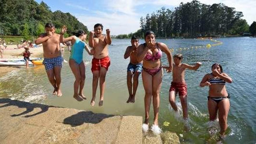 Niños jugando en la playa fluvial del Lérez. // Gustavo Santos