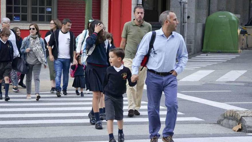 Alumnos de Infantil y Primaria, durante su primer día de clase.