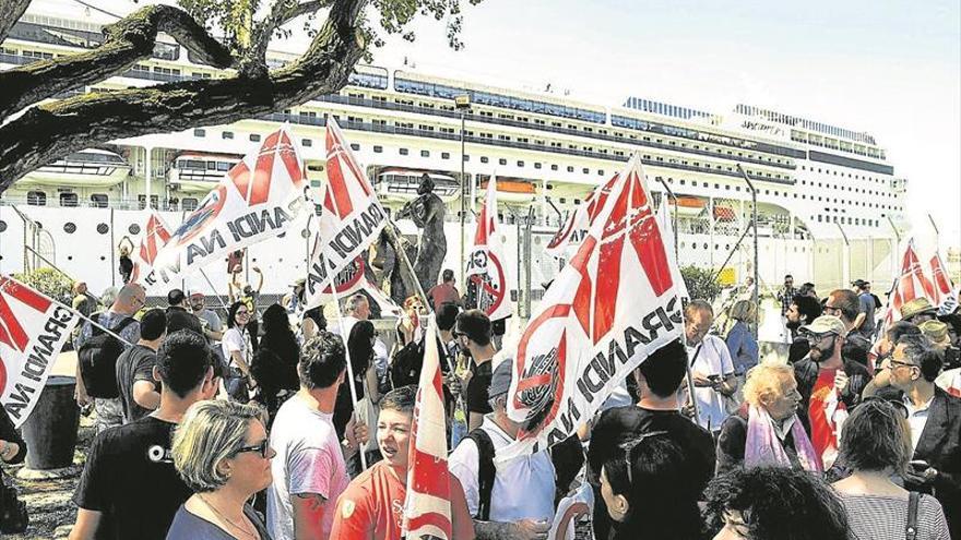 El choque en Venecia reabre la protesta contra los cruceros