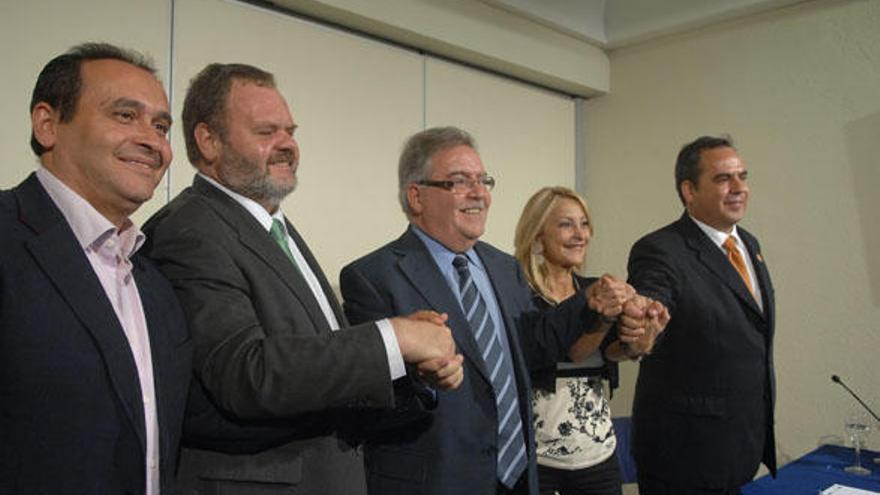 Antonio Hernández Lobo, Fernando Bañolas, José Miguel Bravo de Laguna, Australia Navarro y Juan Domínguez, ayer tras la firma del pacto. i QUESADA