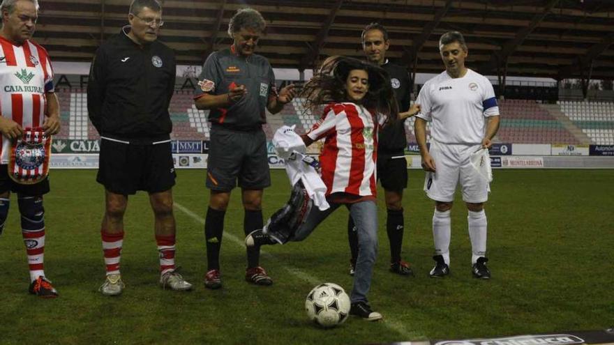 Sara Gato, realizando el saque de honor, y el equipo inicial del Real Madrid.