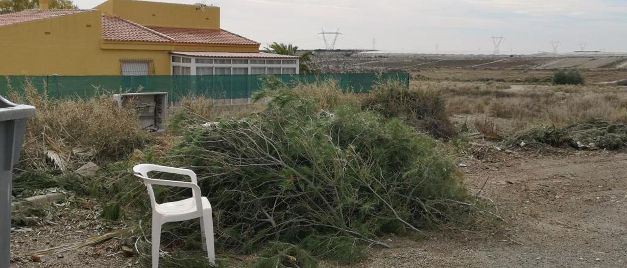 Farolas tumbadas, restos de poda por recoger, agujeros tapados con palés y solares por limpiar son la estampa habitual que se encuentra en el Valle del Sol de Mutxamel.