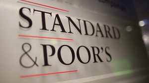 Placa de Standard & Poor’s a la seu de l’agència a París.