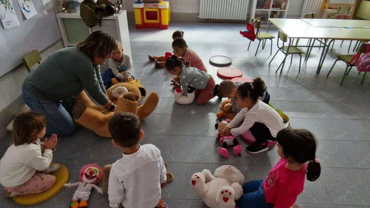 Taller de primeros auxilios con la enfermera del centro de salud. |   