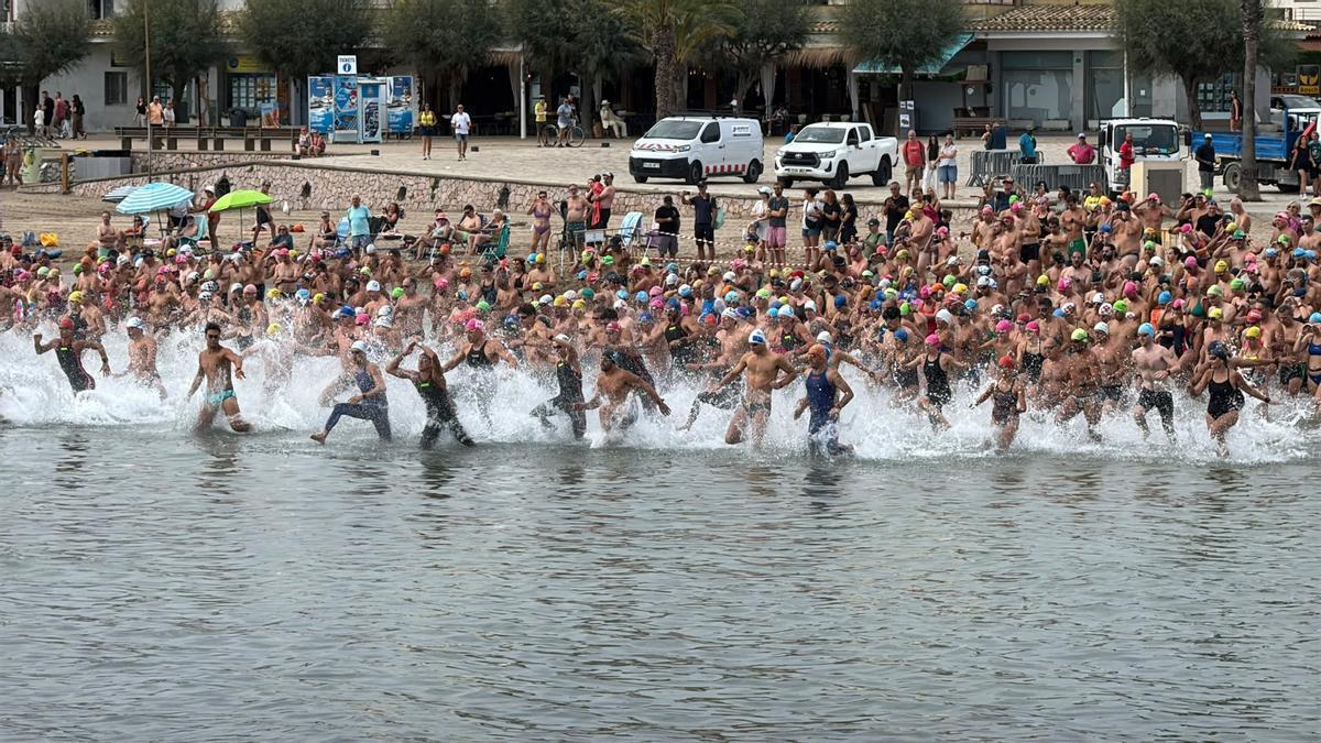 Imatge de centenars de persones entrant a l'aigua a l'Escala, aquest passat dissabte.