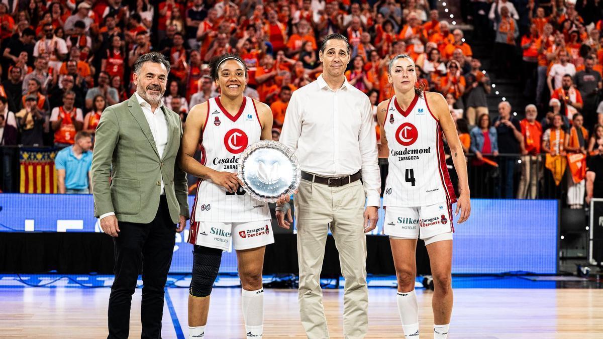 Mariona y Oma recogen el título de subcampeonas de la Liga Femenina Endesa
