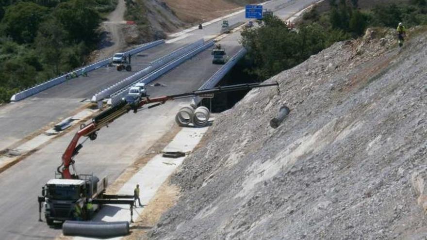 Obras de la autovía en el puente de Purón, en Llanes.