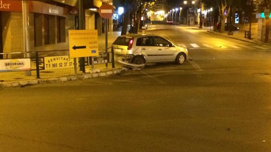 Imagen del lugar del accidente con el vehículo siniestrado