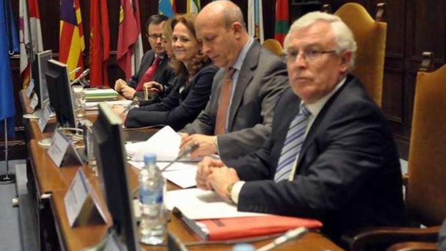 Wert preside la reunión del consejo de universidades, en Madrid. // Faro