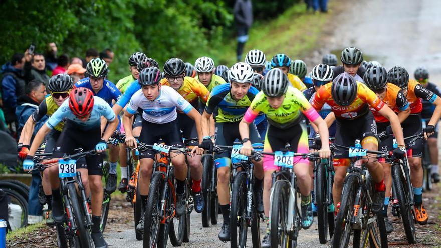 Las bicicletas se lucen sobre el barro de Ribadumia