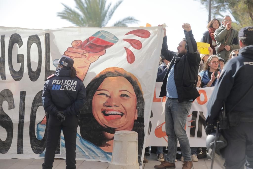 Más de 300 personas se concentran ante el Palacio de la Almudaina al grito de 'libertad' y 'Armengol dimisión'