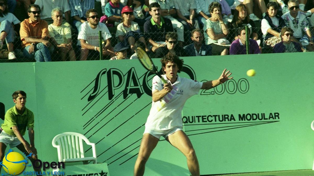 Tomàs Carbonell, padre de Tomy, fue un emblemático tenista español. Ganó un total de 18 títulos en dobles y 2 en individuales en el circuito ATP, y representó a España en competiciones internacionales.
