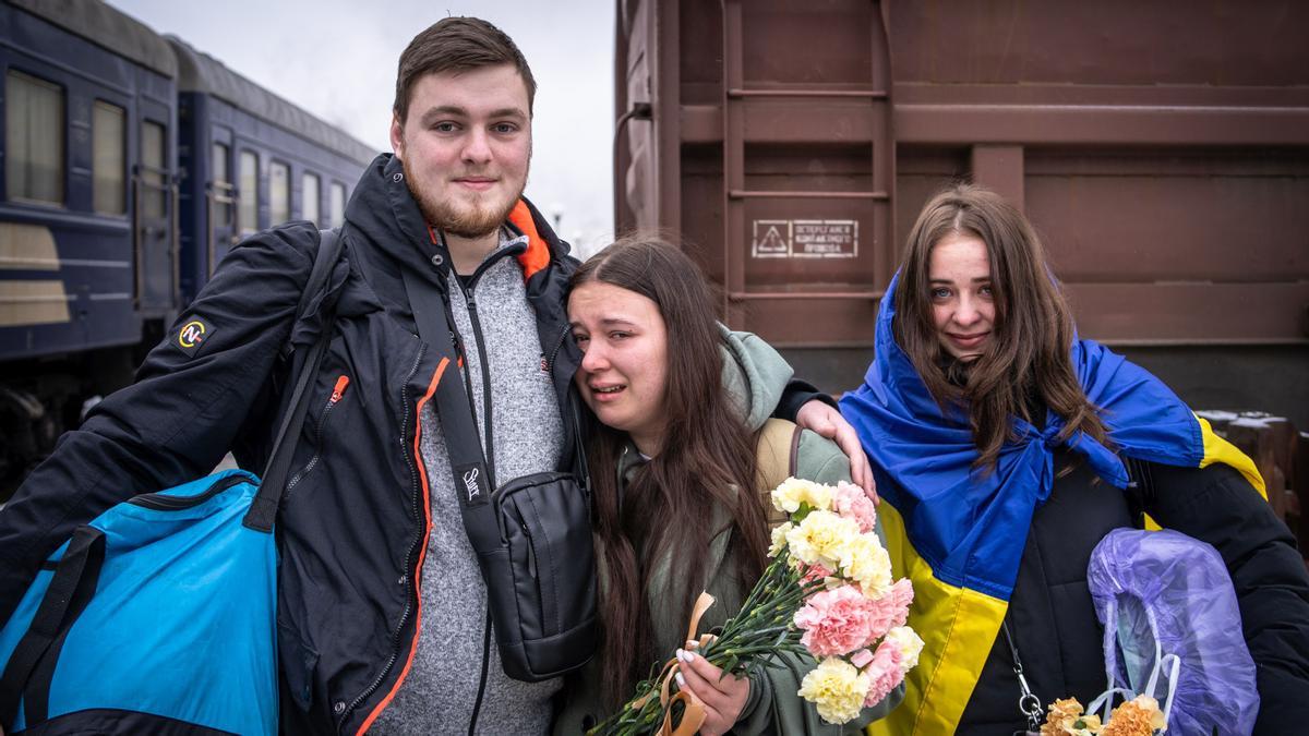 Danilo, Daria y Milana, en su regreso a Jersón nueve meses después de huir por el inicio de la guerra.