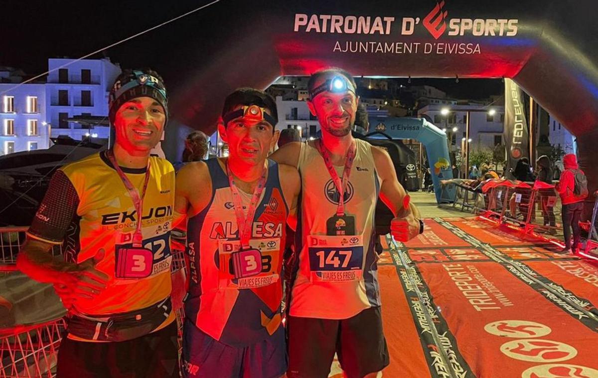 Podio de la 10K nocturna, con William Aveiro en el centro. | TRIDEPORTE