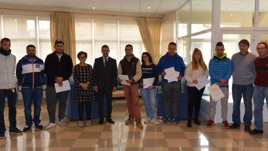 Foto de familia de los participantes en el programa de empleo de San Cristóbal junto a la alcaldesa y el responsable del Ecyl.