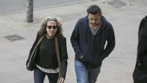 Ester Quintana, con un acompañante, a su llegada al juicio en la Audiencia de Barcelona.