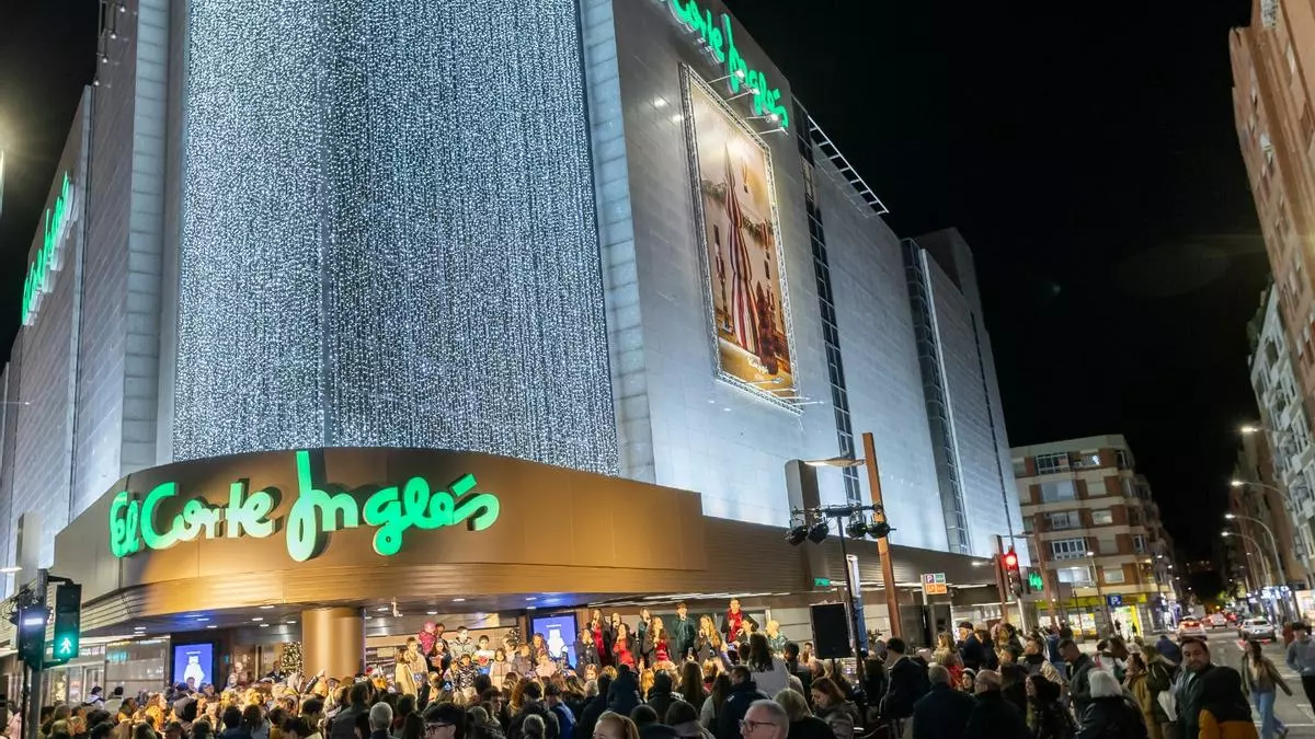 El Corte Inglés ilumina la Navidad en Alicante con los niños de Oncología Infantil