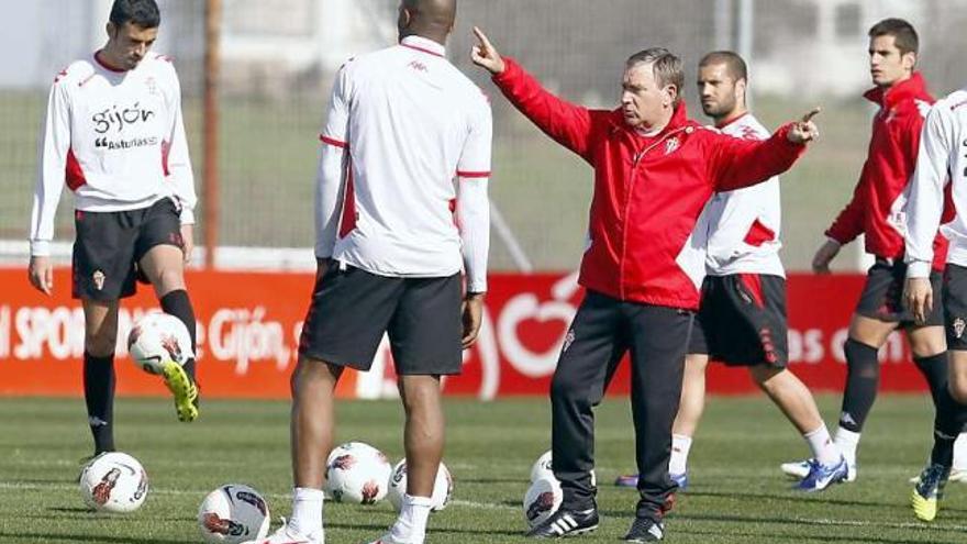 Clemente dando instrucciones ayer en el entrenamiento, ante la presencia de Ricardo, Gregory, Lora y Pedro Orfila.