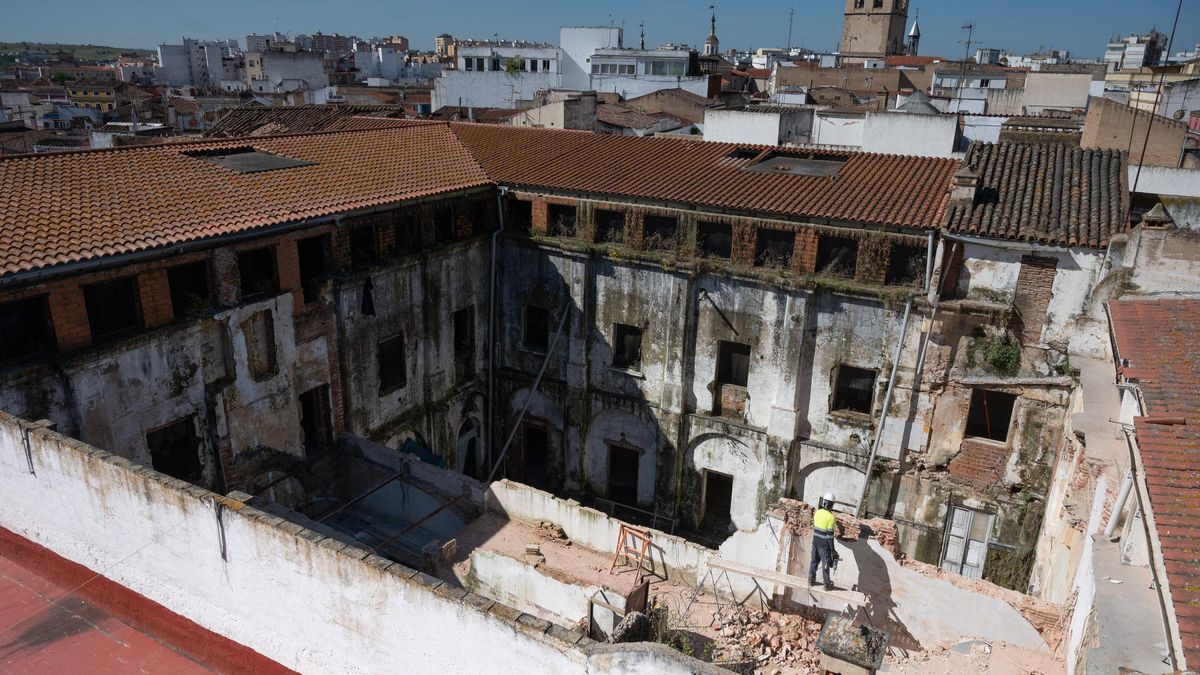 Un obrero trabaja en la demolición de una de las estancias levantadas en el interior del claustro del conventual franciscano de la calle San Juan de Badajoz.