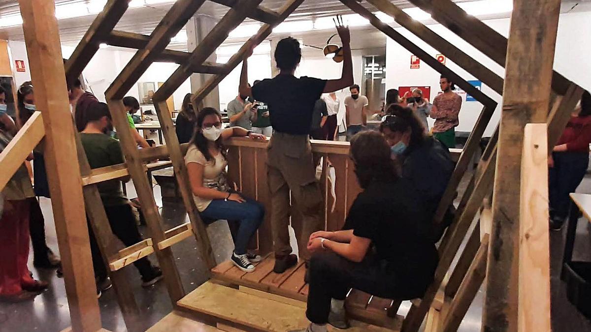 Los estudiantes celebran la culminación del proyecto para el que se ha elegido la madera.