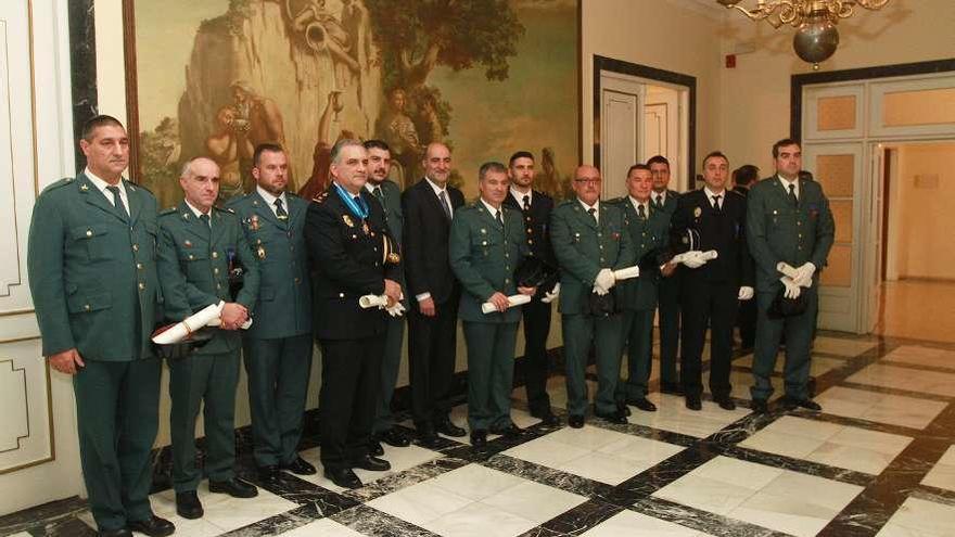 Grupo de agentes condecorados ayer en la Subdelegación del Gobierno. // Iñaki Osorio