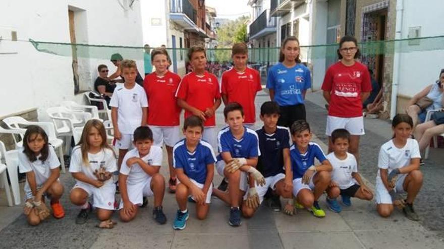 Alumnos de la escuela de «pilota» de La Baronia.