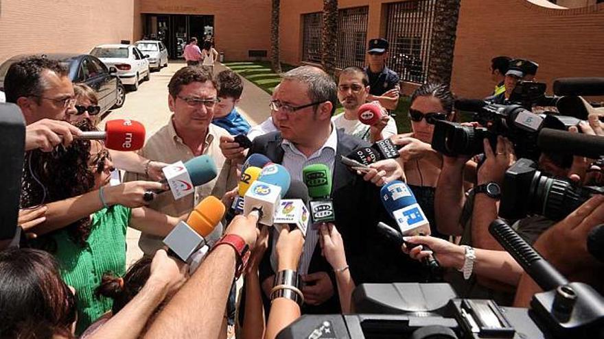 Los ediles Antonio Rodríguez Murcia, Ginés Sánchez y Manuel Abadía, al salir del juzgado .