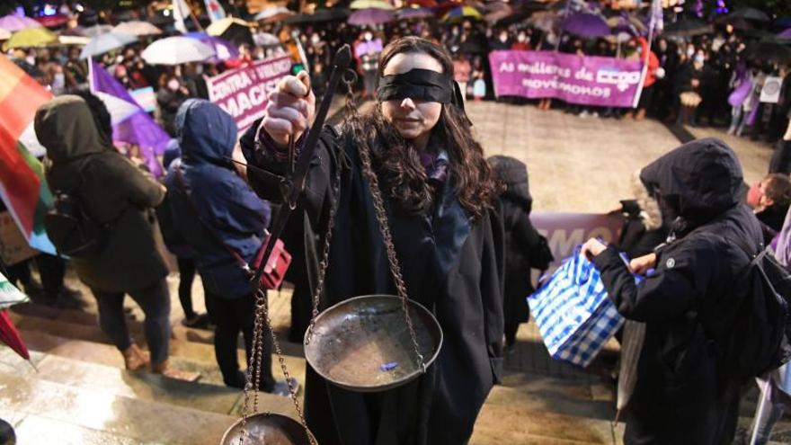 Un momento de la performance que se escenificó frente al Tribunal Superior de Xustiza