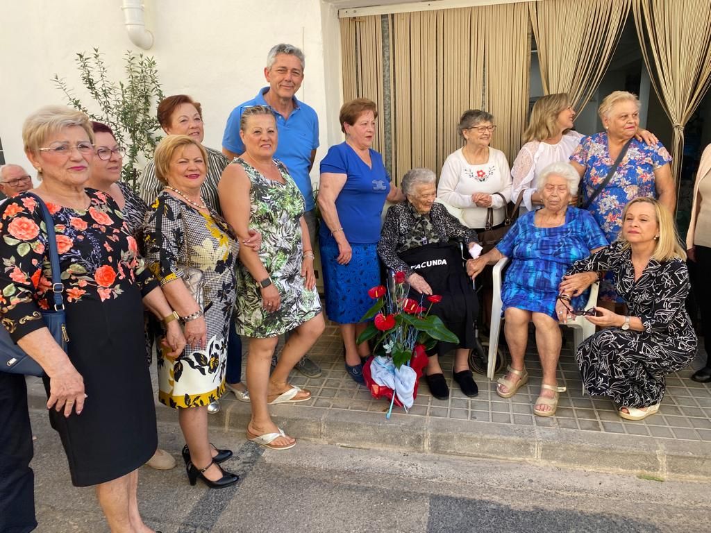 Una mascletà para celebrar los 108 años de Consuelo 'la Facunda' en la Pobla de Vallbona