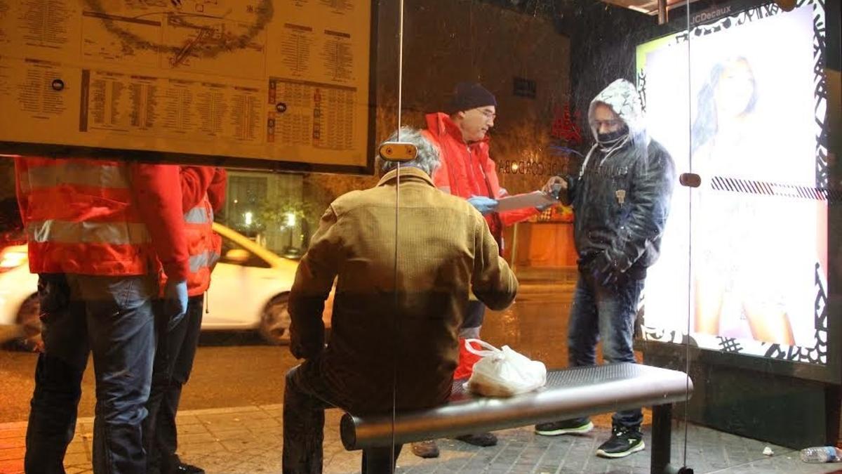 Voluntarios de Cruz Roja prestan atención a personas sin hogar.