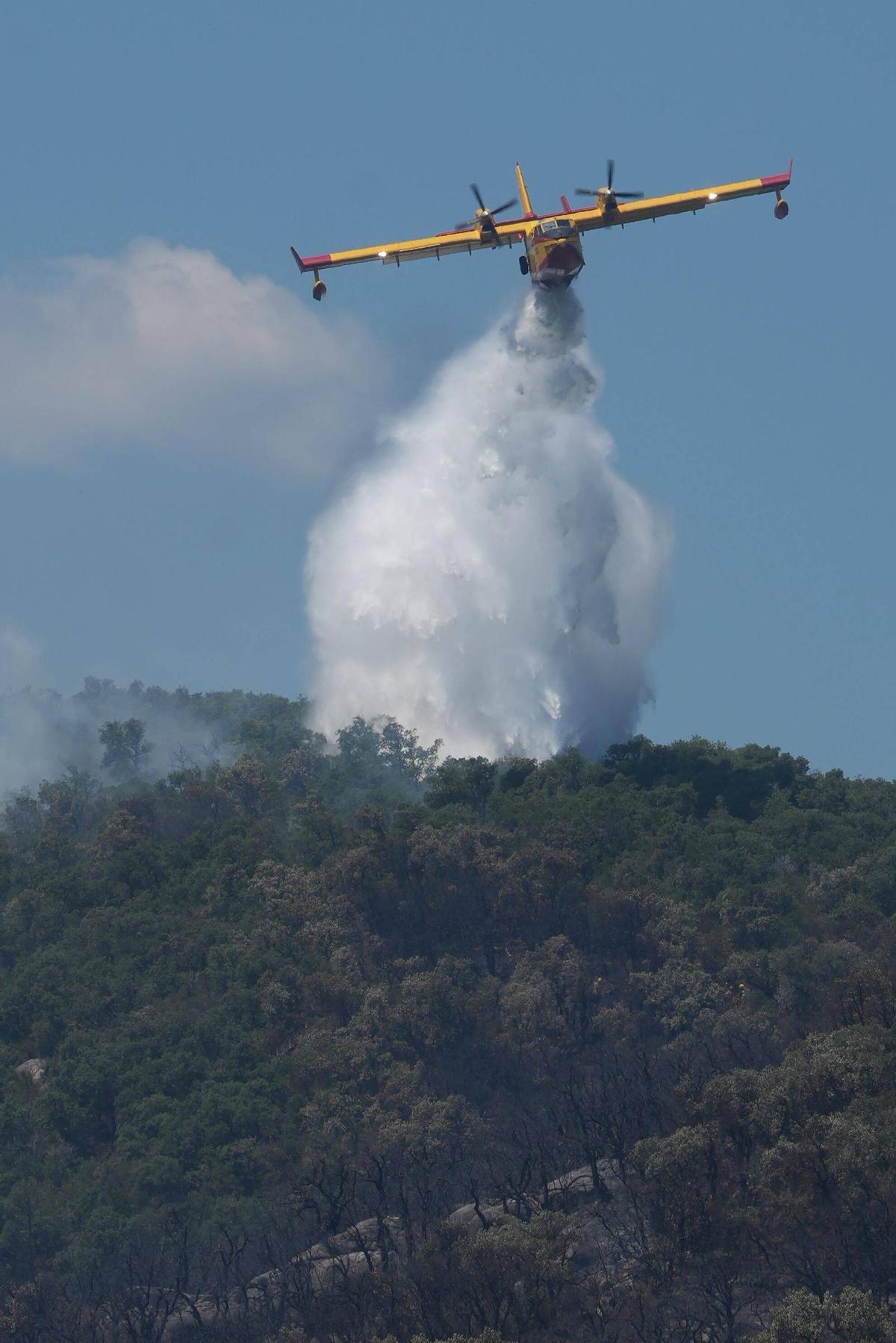 Galeria de fotos: l'incendi de les Gavarres calcina una casa a Calonge Galeria de fotos: l'incendi de les Gavarres calcina una casa a Calonge