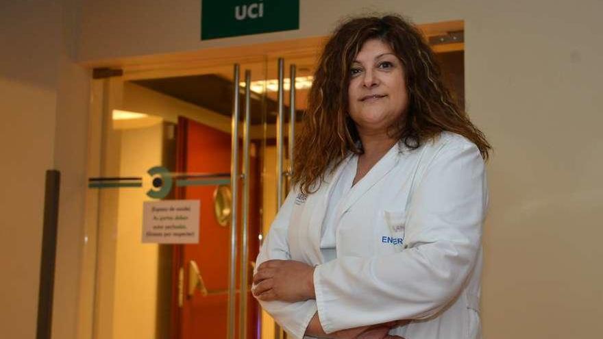 Ana Escudero, ante la entrada de la UCI del Hospital Montecelo. // Gustavo Santos