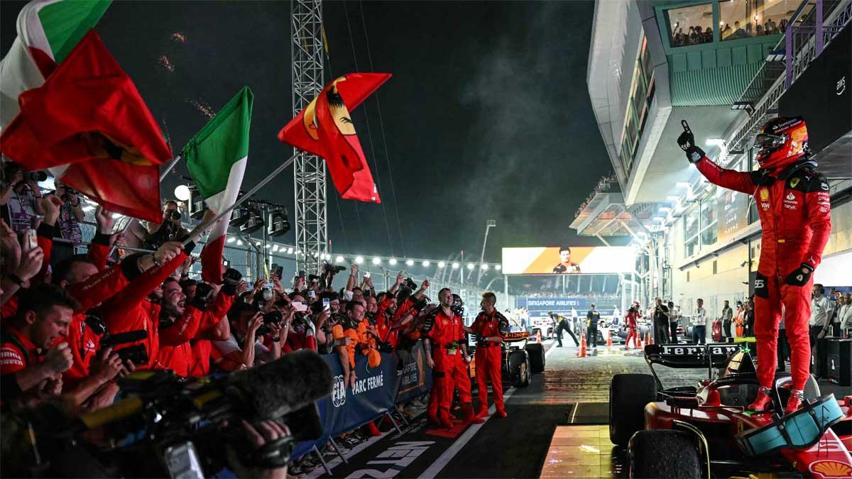 Sainz celebra su gran éxito con Ferrari en Singapur