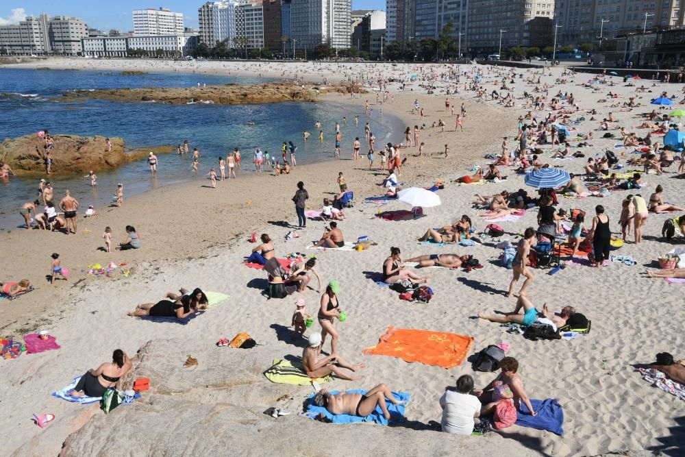 Los termómetros en A Coruña registran temperaturas altas (hasta 27 grados) y las playas de la ciudad se llenan de bañistas.