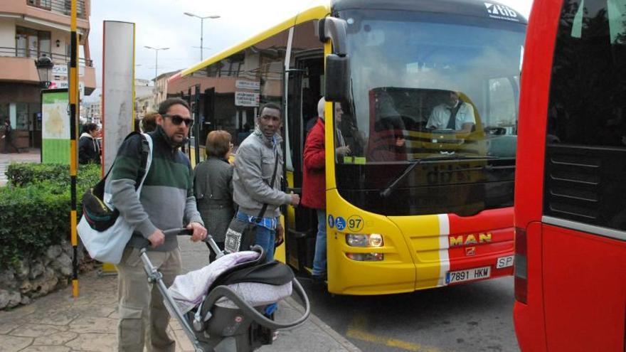 Ciudadanos suben a un autobús interurbano en Mallorca.