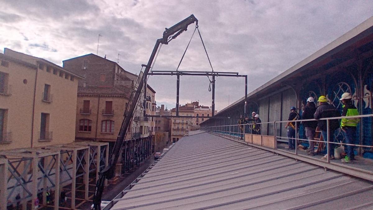 Instalación de los primeros ventanales.