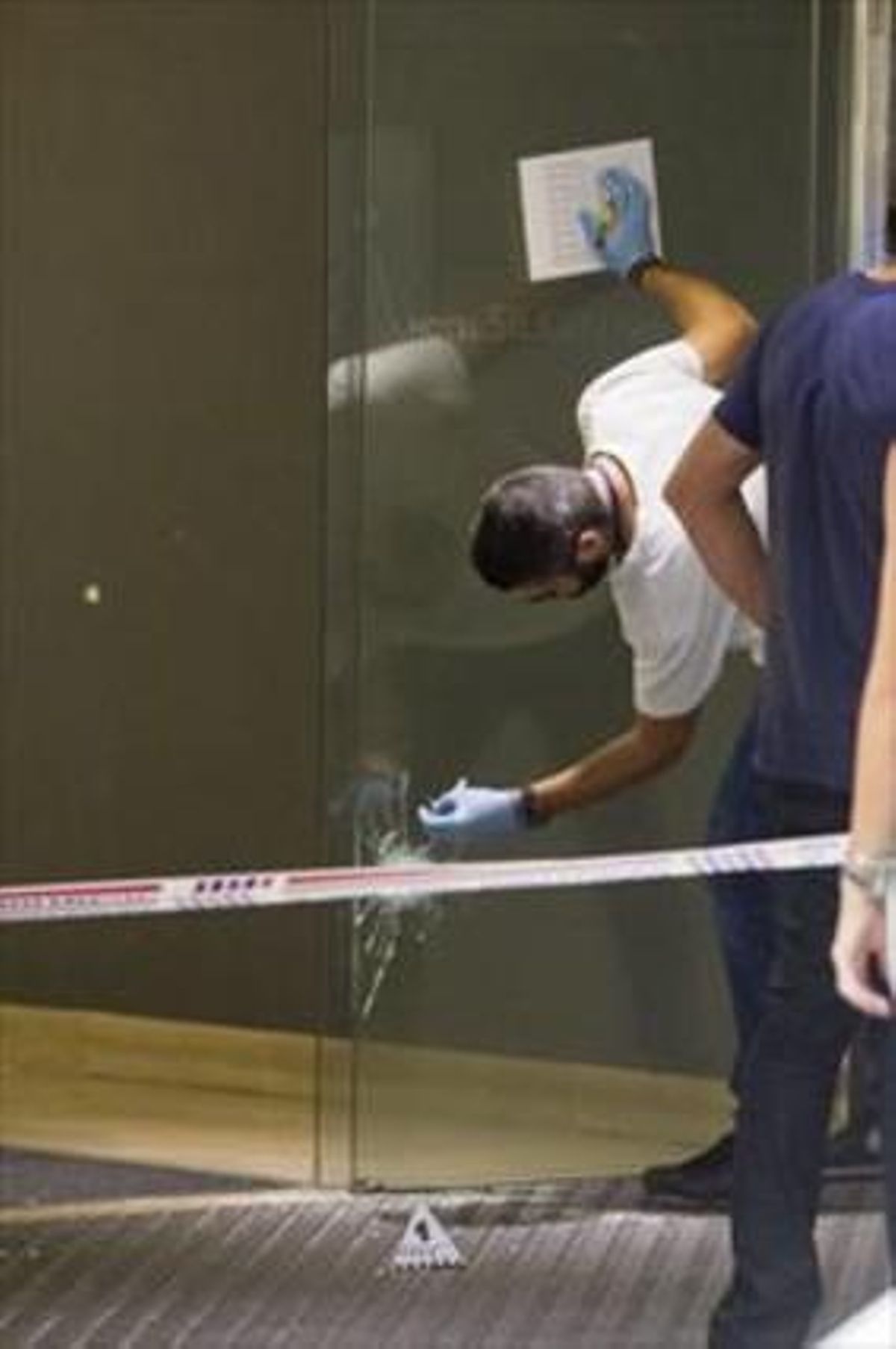 A dalt, un tret a l’hotel Silken. A sota, el pistoler fuig. A dalt, un tret a l’hotel Silken. A sota, el pistoler fuig.